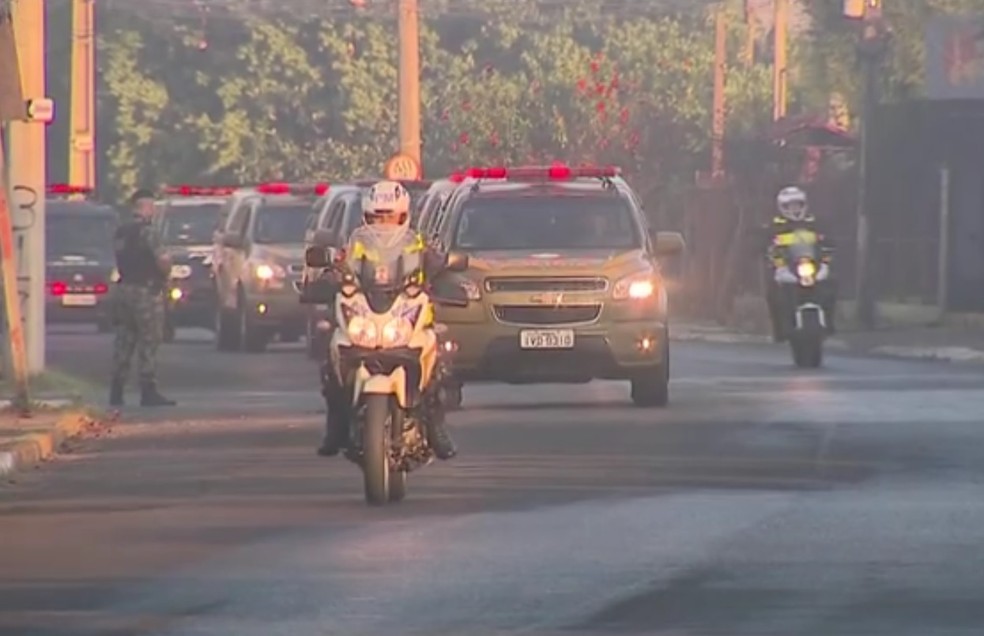 Forte esquema de seguran&ccedil;a fez a transfer&ecirc;ncia de 27 presos para fora do RS (Foto: Reprodu&ccedil;&atilde;o/RBS TV)