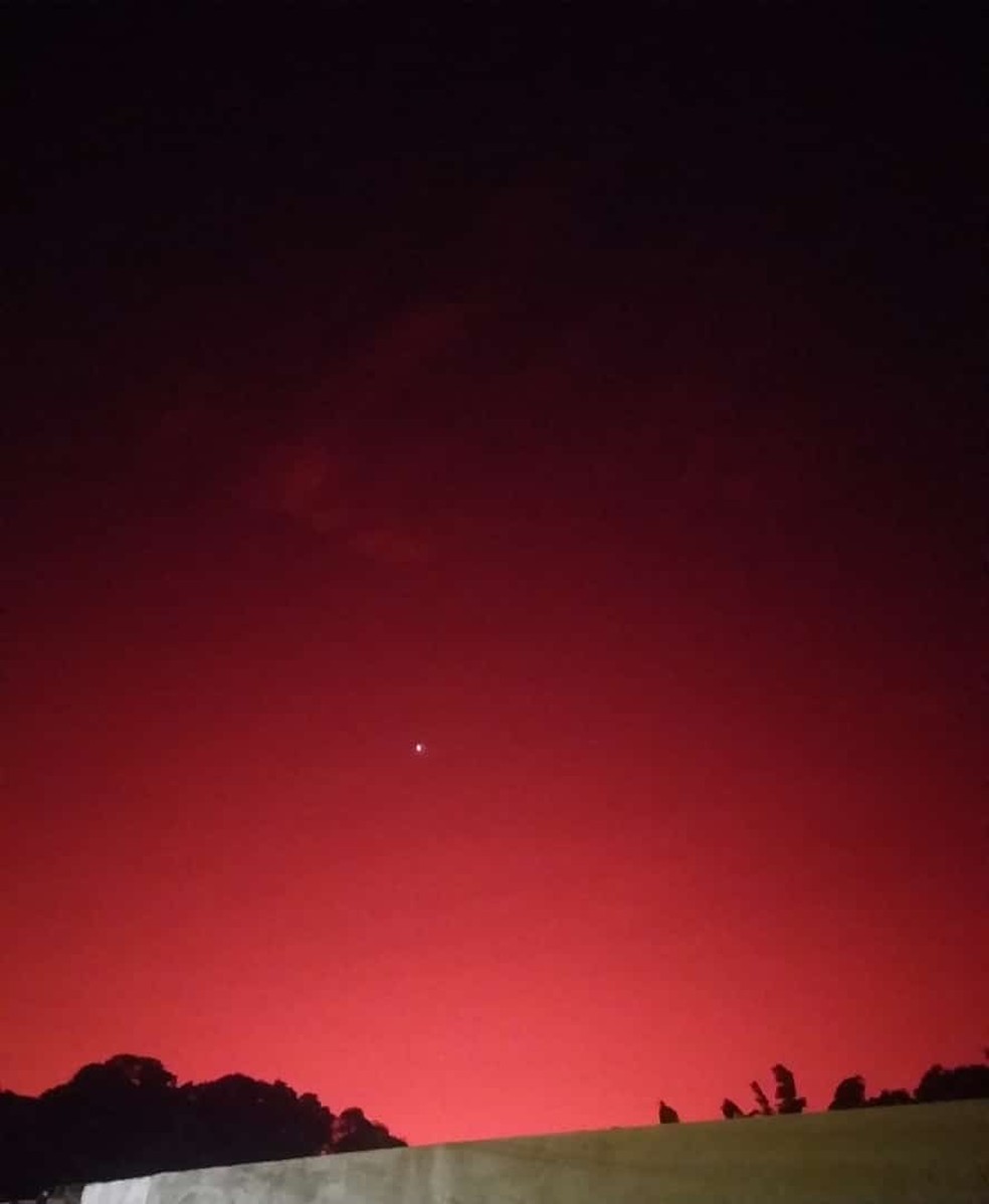 Cu amanhece com tons vermelhos em Campo Largo, no Piau   Foto: Reproduo/Jorge Lus