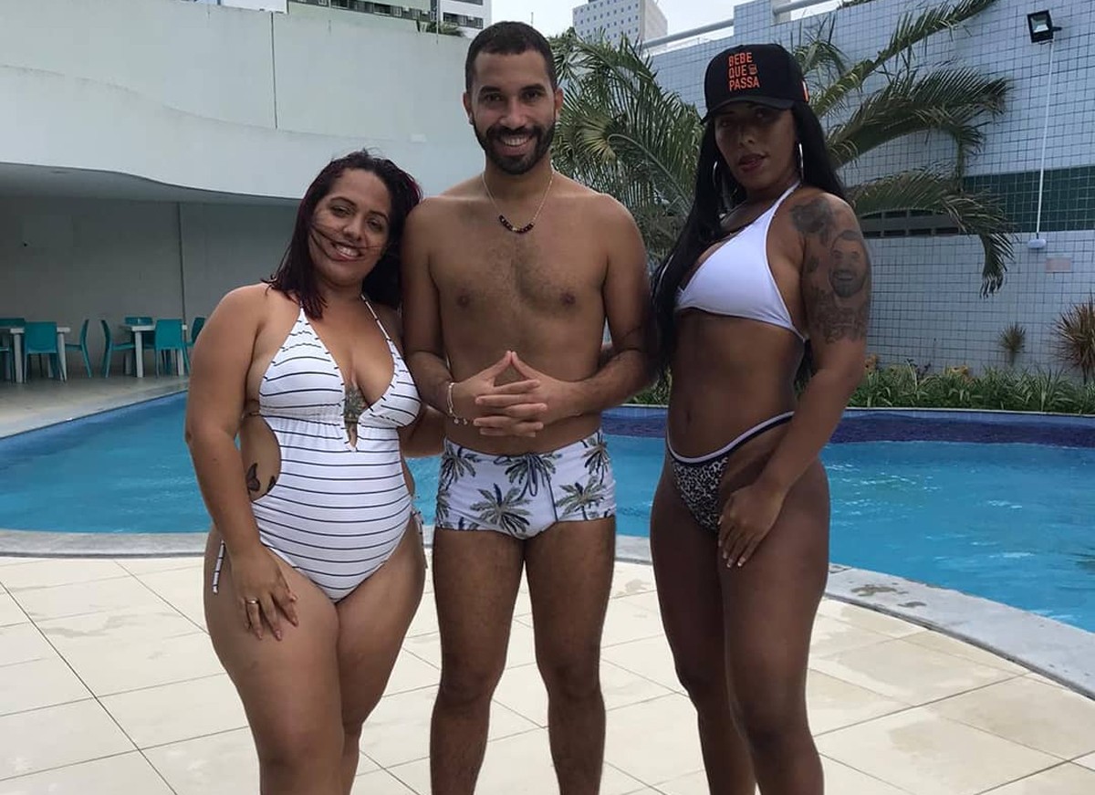 Gil, do BBB21, posa com a irmãs, Janielly e Juliana, à beira da piscina (Foto: Reprodução / Instagram)
