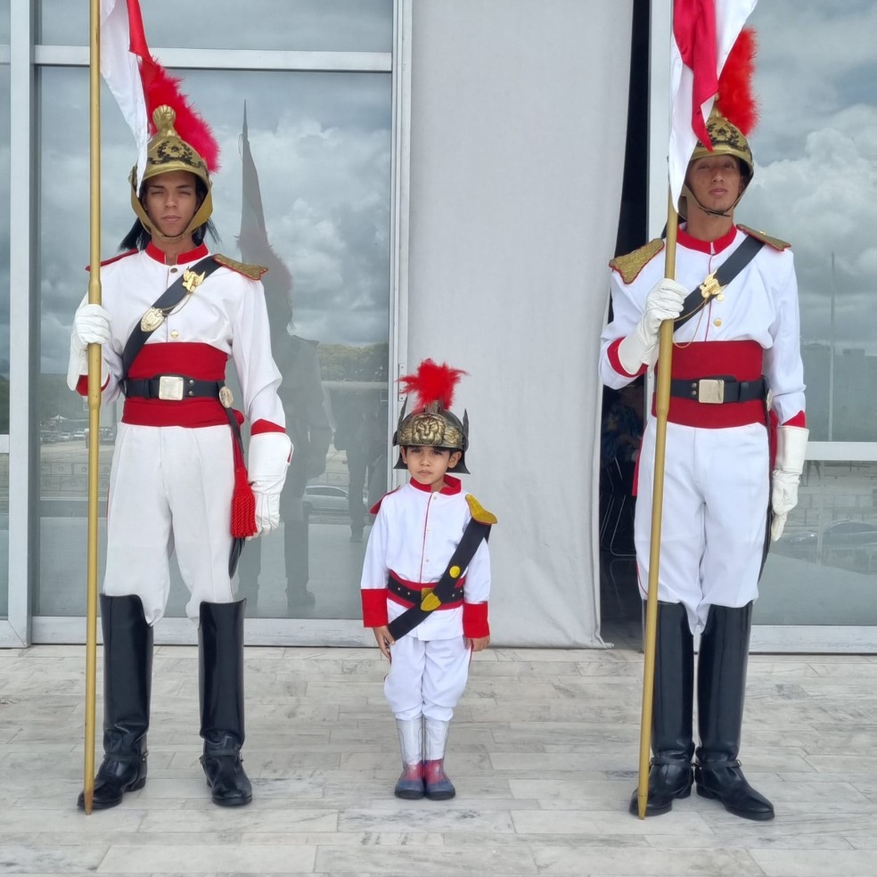 Henrique Nakamura, de 4 anos, veste farda dos Dragões da Independência, em Brasília — Foto: Arquivo pessoal