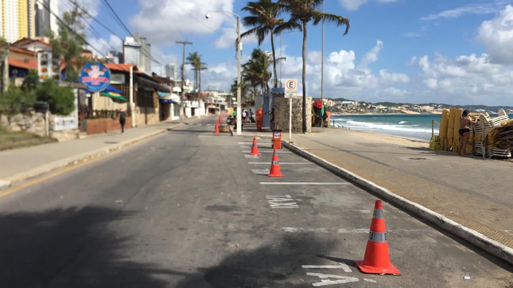 Avenida Erivan França, na orla da praia de Ponta Negra, fechada na manhã deste sábado (20) — Foto: STTU