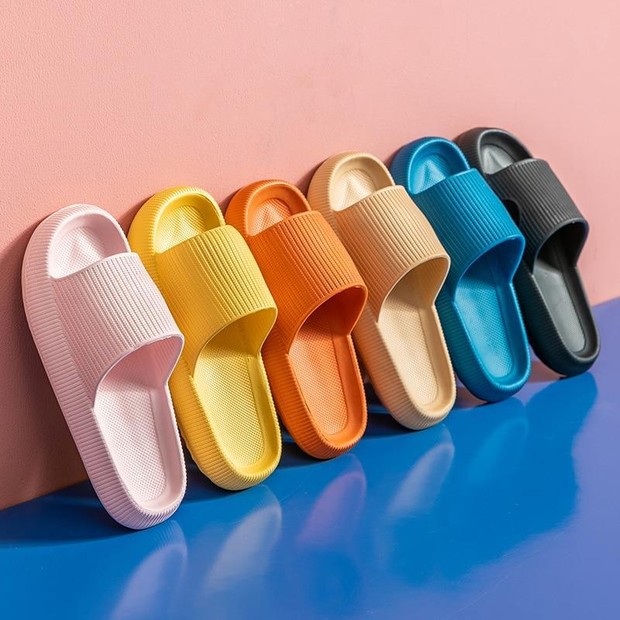 As sandálias de borracha com plataformas acolchoadas conhecidas como "chinelo travesseiro" ou "chinelo nuvem" estão em alta no TikTok (Foto: Divulgação/ theoriginalcloudslide)