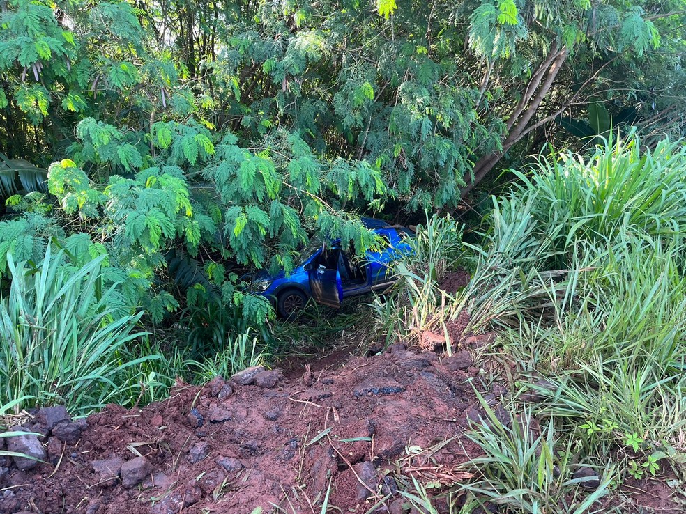 Carro capota e cai de barranco após bater em caminhão na MS-010 — Foto: Ana Lívia Tavares/TV Morena 