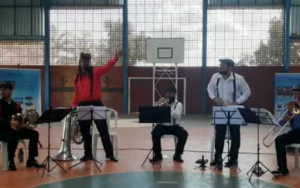 Aluna levava pedrada na cabeça durante apresentação de jazz em Goiânia, Goiás — Foto: Reprodução/TV Anhanguera