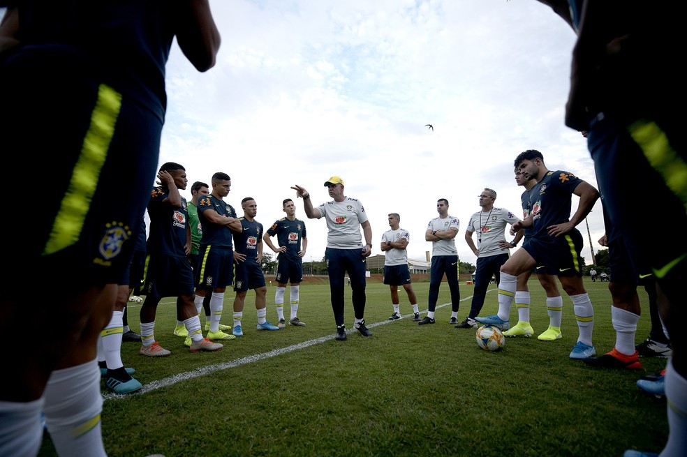 Guilherme Dalla Déa passa as últimas instruções para os jogadores durante o treino neste sábado — Foto: Alexandre Loureiro/CBF