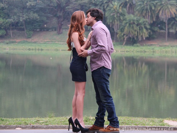 Marina Ruy Barbosa e Ricardo Tozzi gravam beijo de personagens (Foto: Amor à Vida/TV Globo)