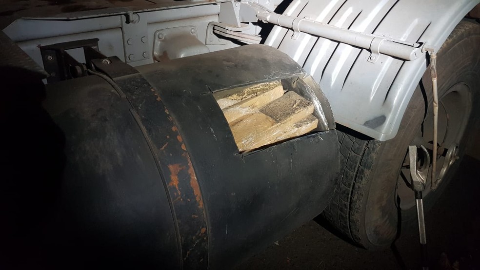 Droga estava escondida dentro do tanque do caminhão em Rio Preto — Foto: Divulgação/Polícia Rodoviária Federal