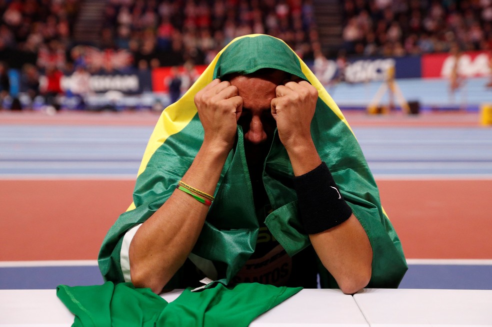 Almir JÃºnior se emociona apÃ³s conquistar a prata no salto triplo do Mundial Indoor (Foto: John Sibley/Reuters)