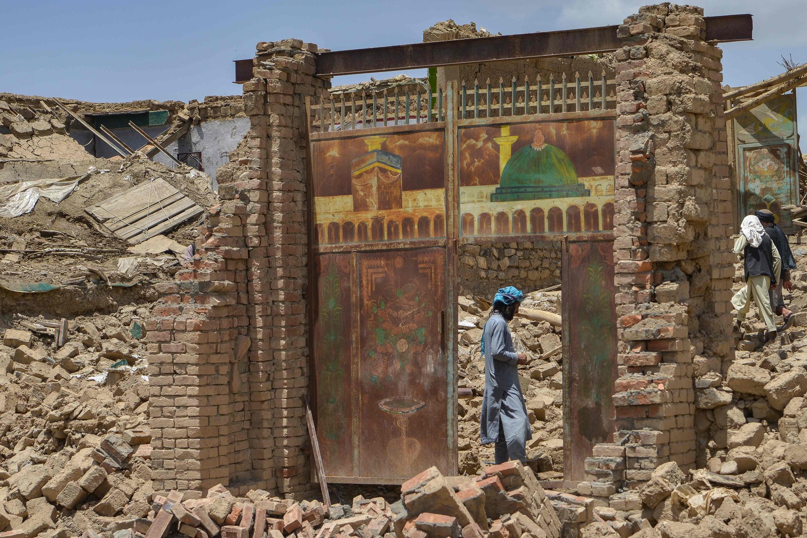 Afegão caminha por ruína na província de Paktika, depois do terremoto que matou mais de mil pessoas no país  — Foto: SAHEL ARMAN / AFP
