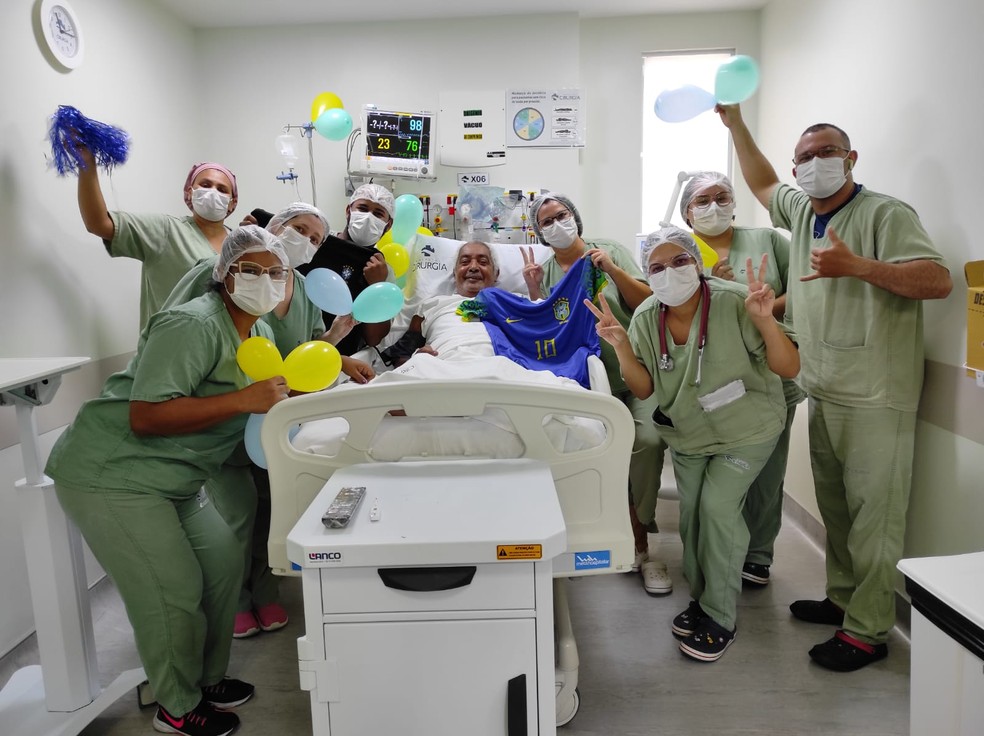 Paciente Jovencio de Campos ao lado da equipe médica na UTI do Hospital Cirurgia  — Foto: Pedro Vinícius/ HC