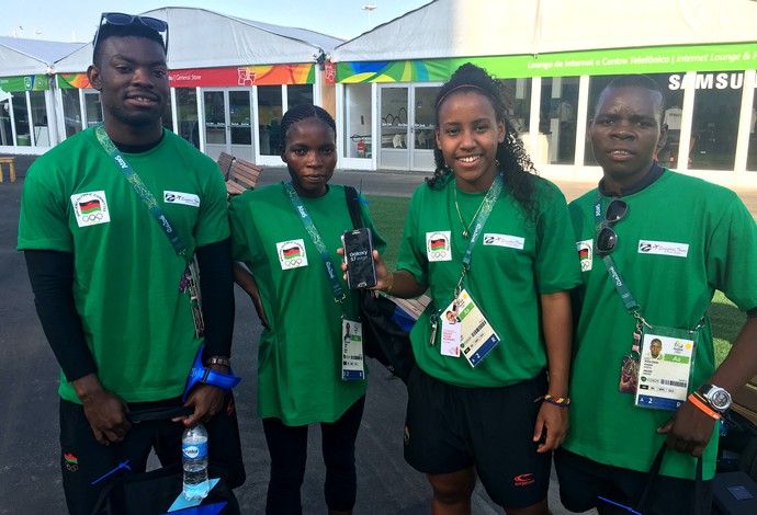 Atletas do Malawi ganharam telefones celulares na Vila Olímpica do Rio (Foto: Tiago Leme)
