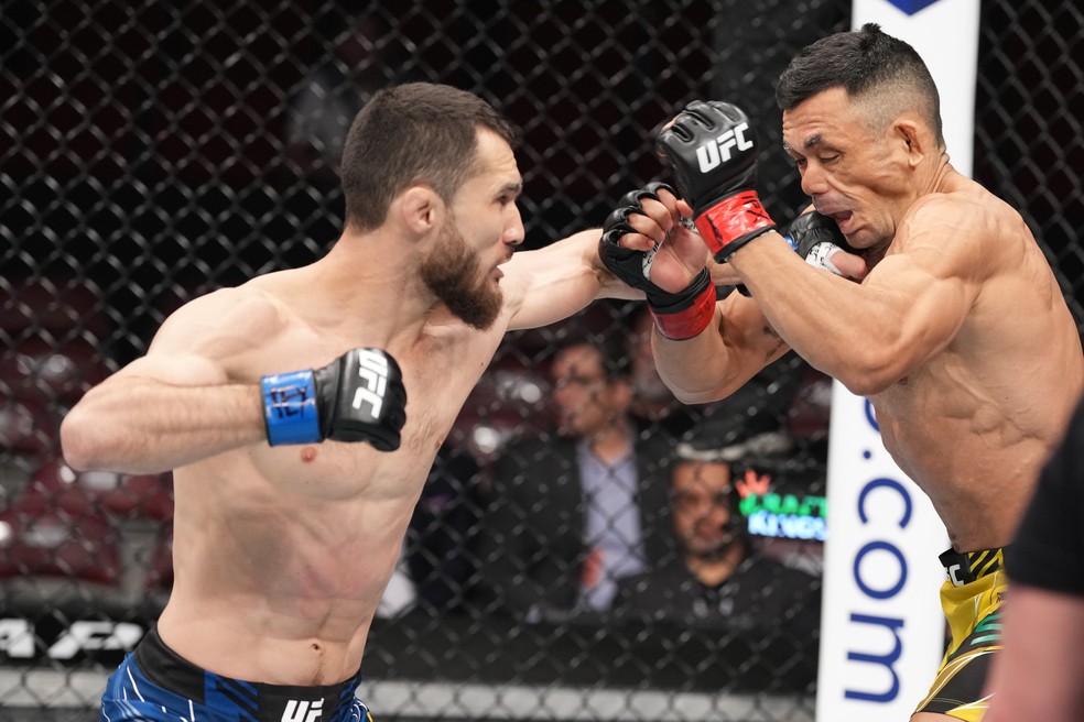 Sergey Morozov acerta um golpe em Douglas D'Silva no UFC 271 — Foto: Getty Images