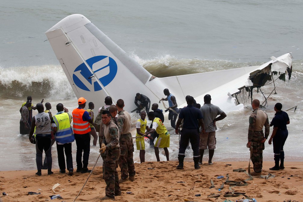 Equipe de resgate trabalha no local de queda de um avião no aeroporto de Abidjan, na Costa do Marfim (Foto: Reuters/Luc Gnago)