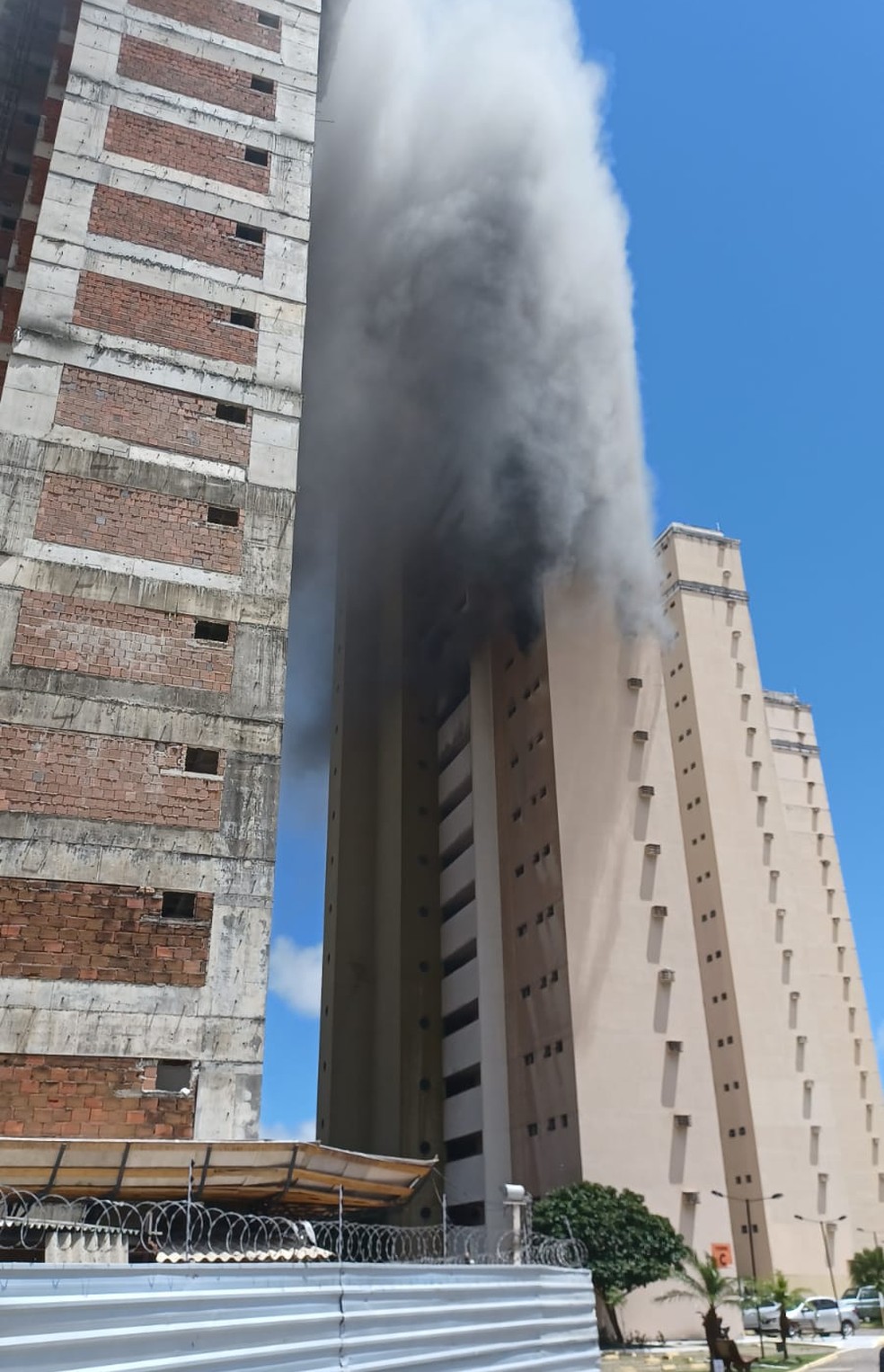 Incêndio atinge apartamento de prédio residencial na Zona Sul de Natal — Foto: Divulgação