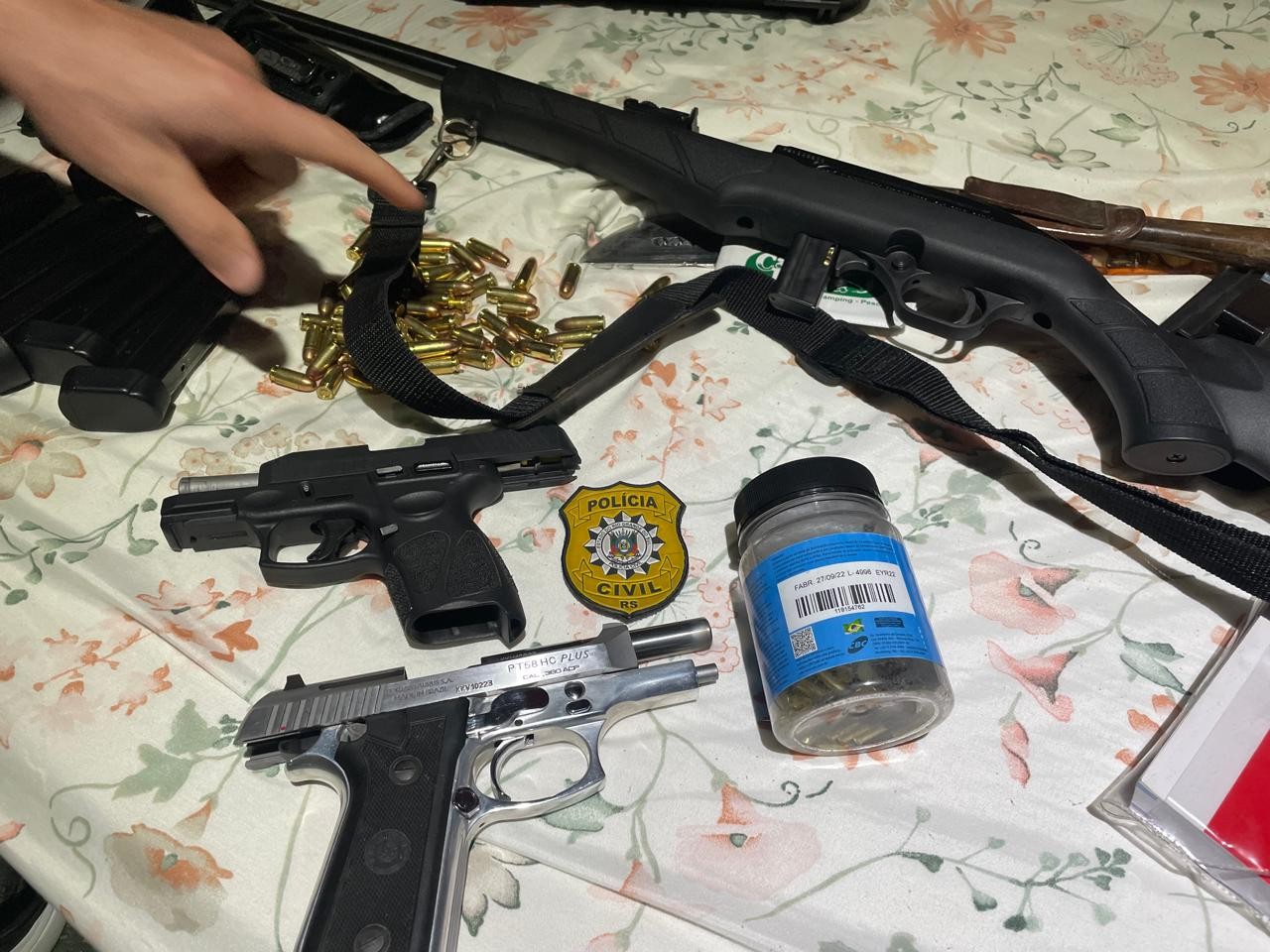 Polícia faz operação contra grupo criminoso suspeito de transmitir tortura pela internet no RS