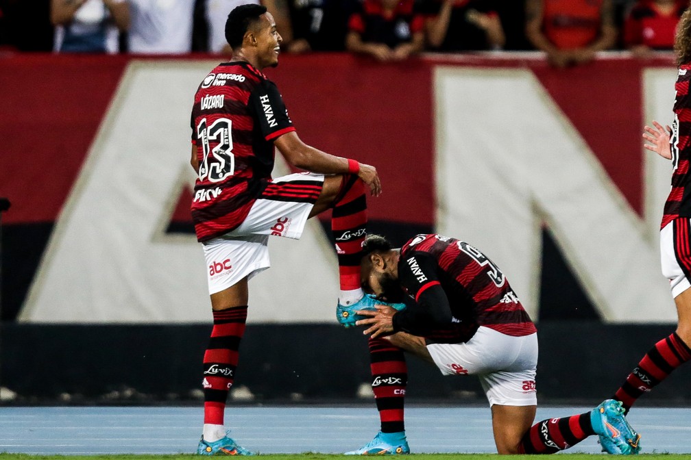 Após assistência, Lázaro, do Flamengo, recebe o carinho de Gabigol — Foto: Gilvan de Souza/Flamengo