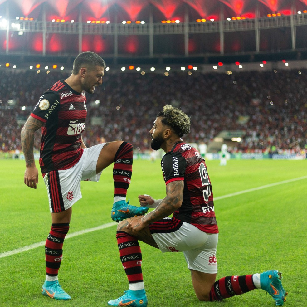 Arrascaeta e Gabigol comemoram gol do Flamengo — Foto: Reprodução Twitter Flamengo