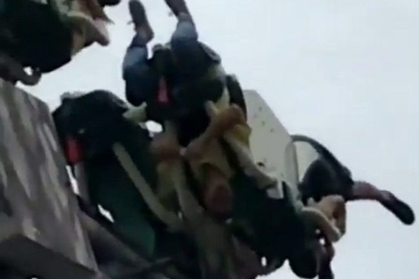 Os visitantes do parque australiano presos na montanha-russa de cabeça para baixo (Foto: Twitter)