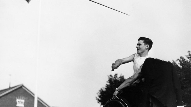 Ivor Elmes, um ex-policial palestino ferido em 1947, em sua cadeira de rodas enquanto lança um dardo nos Jogos de Stoke Mandeville, em 1953 (Foto: BETTMANN ARCHIVE/GETTY IMAGES)