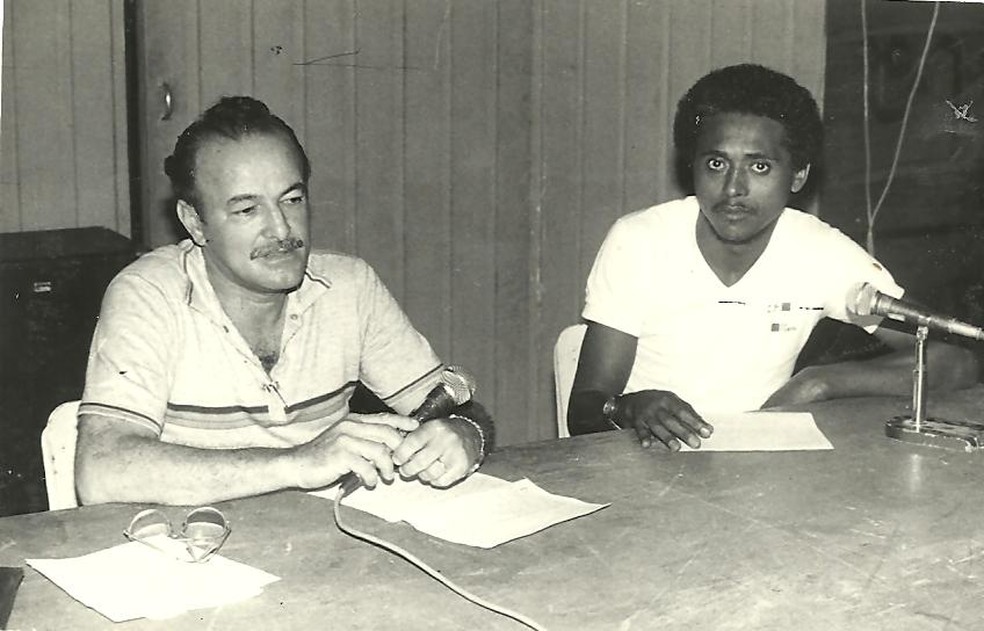 Historiador Lauthenay Perdigão ao lado de Silva, artilheiro do clássico — Foto: Arquivo / Museu dos Esportes