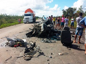 Acidente na BR-110, região de Inhambupe, na Bahia (Foto: Polícia Rodoviária Federal (PRF)/Divulgação)