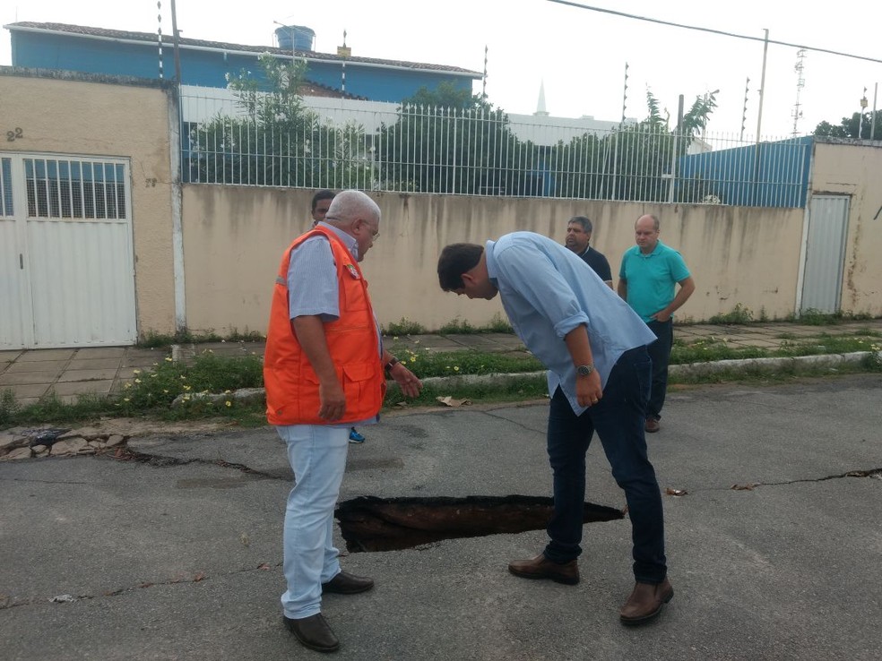 Defesa Civil vistoriou áreas que apresentaram rachaduras no Pinheiro, em Maceió — Foto: Carolina Sanches/G1