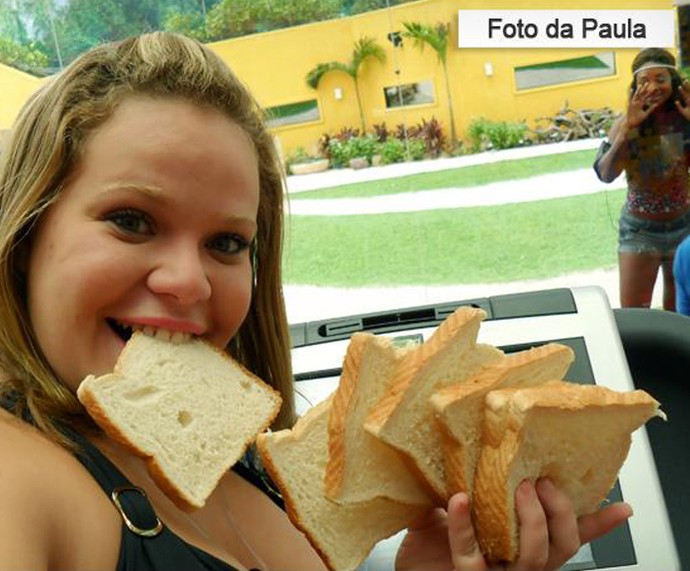 Paulinha tirando foto com pães no BBB11 (Foto: Tv Globo)