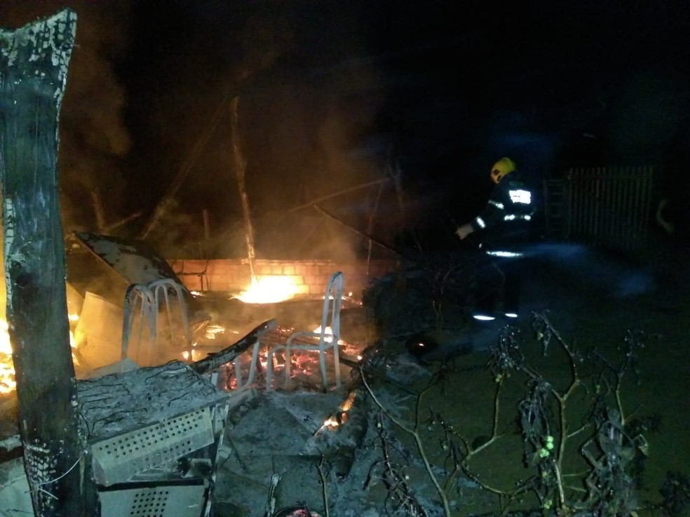 Bombeiros apagaram o fogo, mas casa foi destruída — Foto: Bombeiros/Divulgação