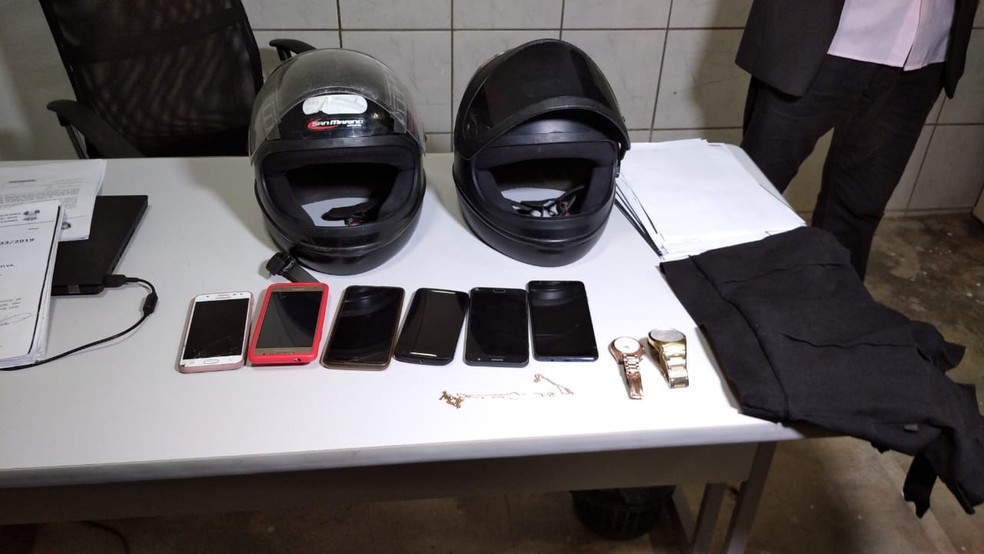 Material apreendido com adolescente de 15 anos, suspeita de envolvimento em morte de idoso em Mossoró, RN — Foto: Hugo Andrade/Inter TV Costa Branca