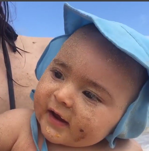 Martin com o rosto todo sujo de areia (Foto: Reprodução/Instagram)