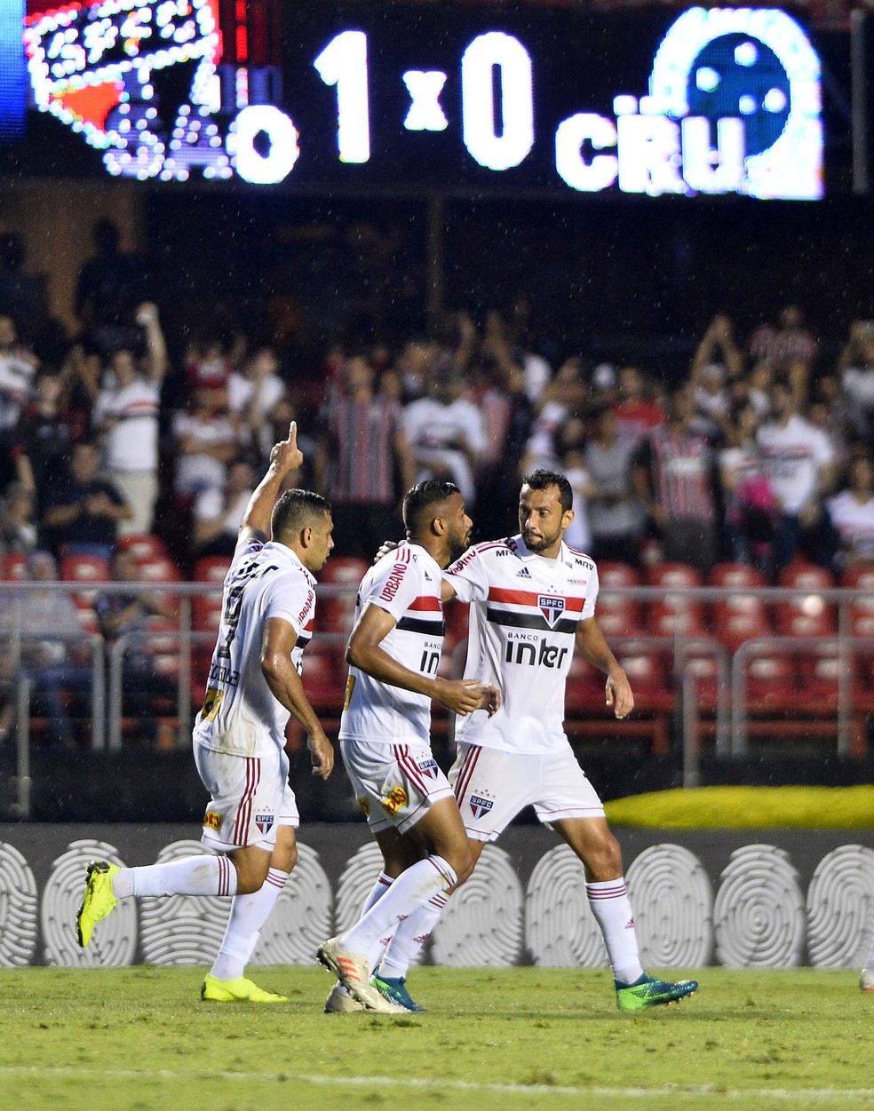Jogadores do São Paulo comemoram o gol de Diego Souza contra o Cruzeiro — Foto: Marcos Ribolli