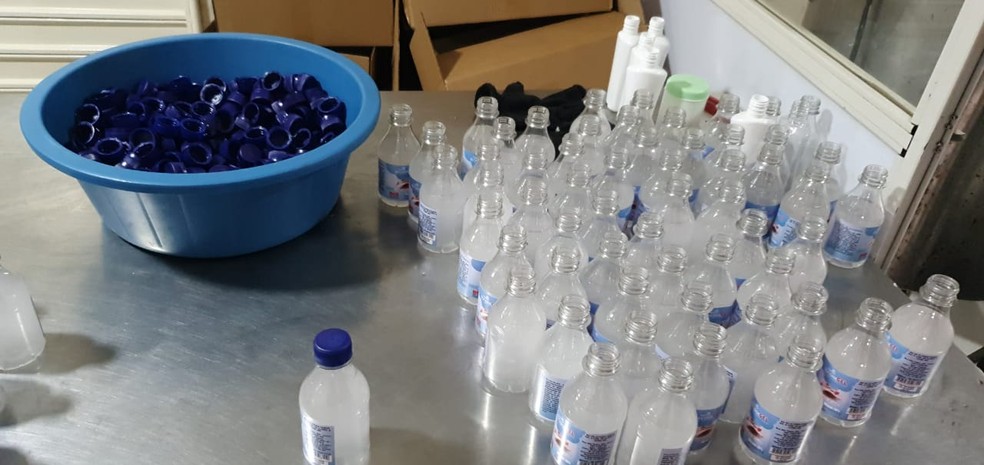 Fábrica clandestina de álcool gel é descoberta pela Polícia Civil de Alagoas — Foto: PC-AL
