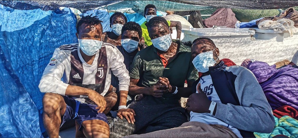 Foto, publicada na sexta-feira (28) pela tripulação do navio 'Louise Michel' no Twitter, mostra refugiados resgatados do mar a bordo da embarcação. — Foto: TWITTER ACCOUNT MVLOUISEMICHEL / AFP