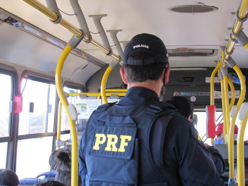 Homem é preso suspeito de se masturbar dentro de ônibus no extremo sul da Bahia — Foto: Divulgação/PRF