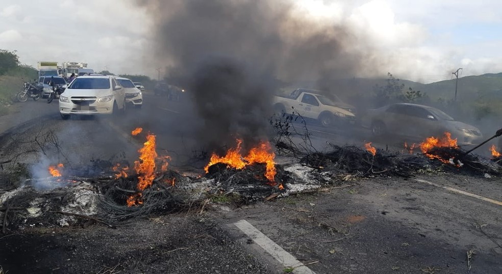 PESQUEIRA, 8h30: grupo bloqueia trecho da BR-232 — Foto: PRF/Divulgação