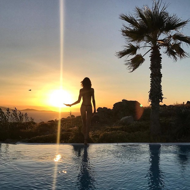 Topless de Izabel Goulart (Foto: Reprodução/Instagram)