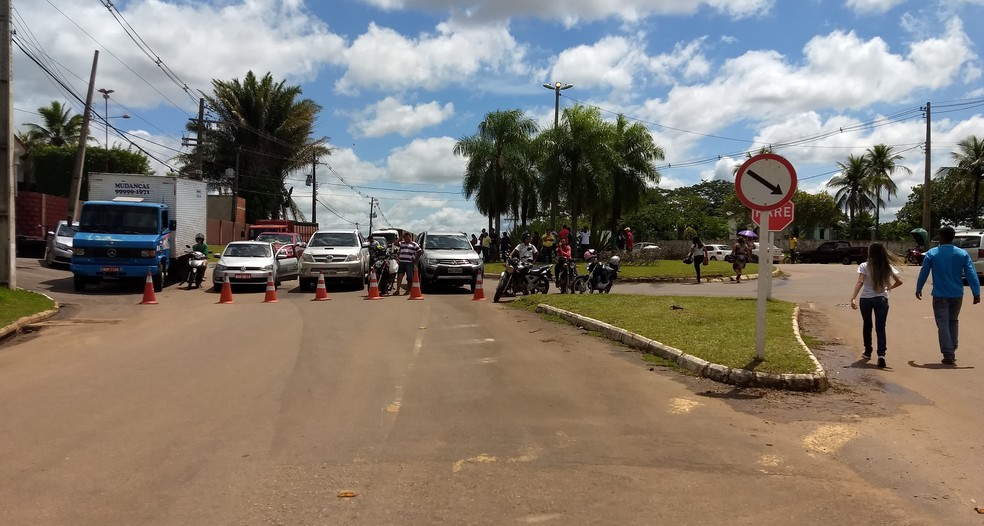 Trânsito ficou parado com protesto de moradores (Foto: Aline Nascimento/G1)