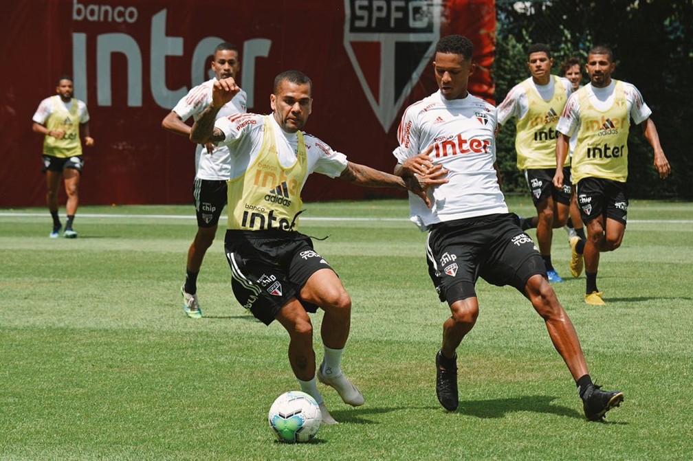 Daniel Alves e Rodrigo Freitas em treino do São Paulo — Foto: Erico Leonan / saopaulofc.net