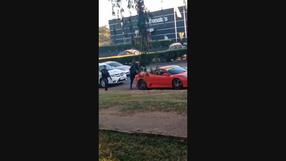 Polícia Militar aborda motorista em Ferrari após avanço de sinal vermelho — Foto: Arquivo pessoal 