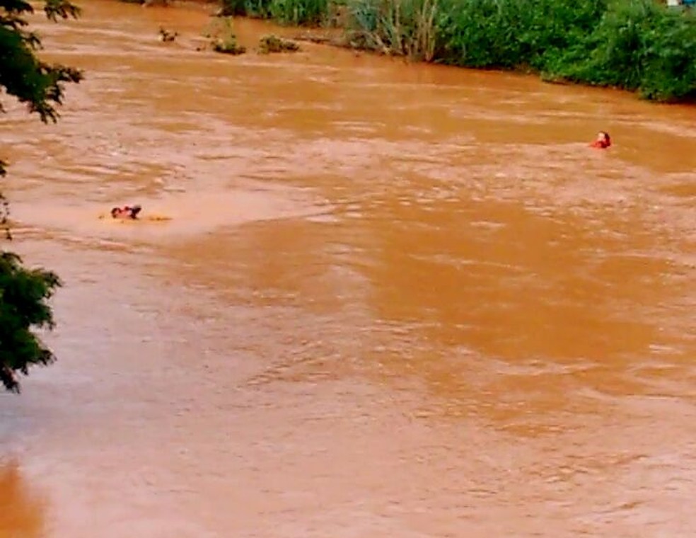 Buscas já foram feitas numa extensão de quatro metros a partir do ponto de afogamento (Foto: Corpo de Bombeiros Militar / Divulgação)
