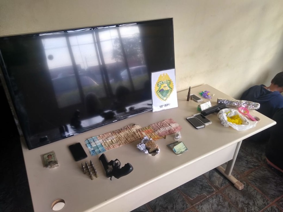 OperaÃ§Ã£o da PM cumpre 11 mandados de busca e apreensÃ£o e prende sete pessoas por crimes como porte de armas e de drogas (Foto: PM-PR/DivulgaÃ§Ã£o)