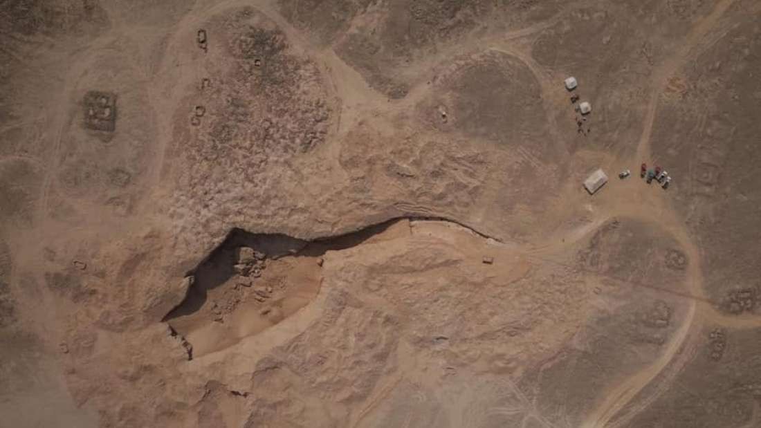 Local onde os arqueólogos realizaram a descoberta (Foto: Divulgação/ Ministério das Antiguidades)