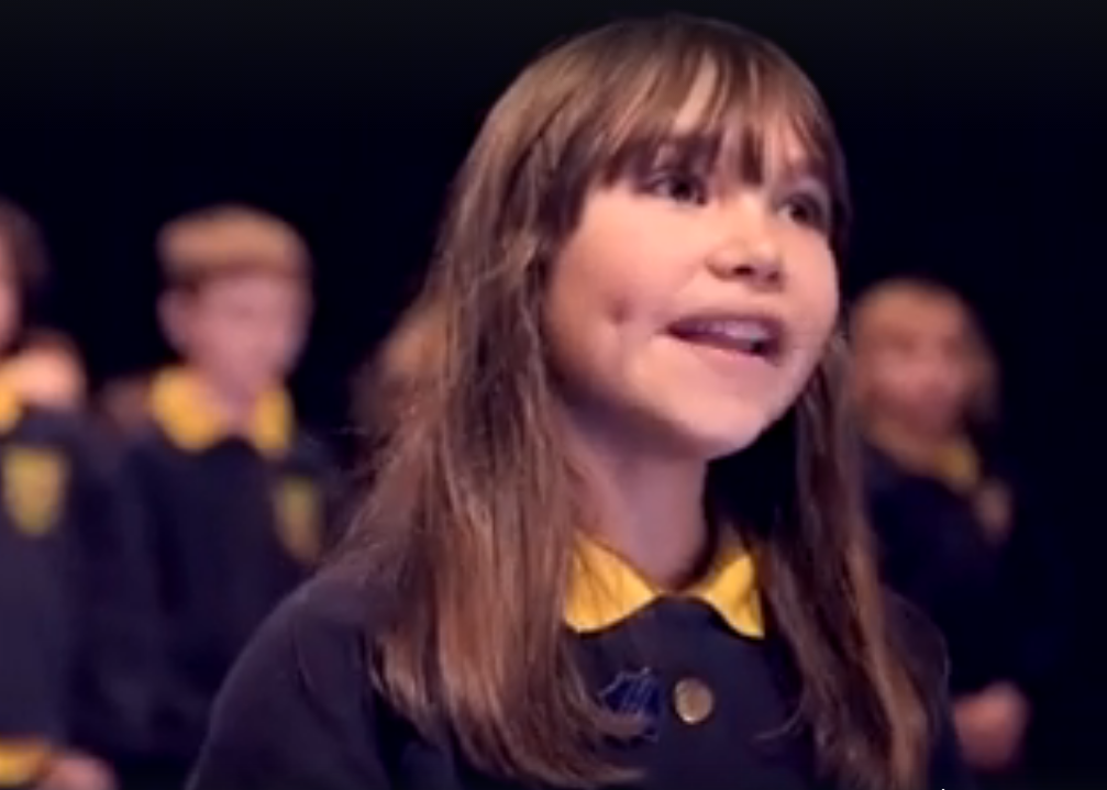 A jovem Kaylee Rodgers cantando 'Hallelujah' (Foto: Reprodução/Youtube)