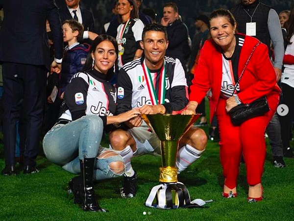 Cristiano Ronaldo com a namorada e mãe celebrando a conquista do campeonato italiano pela Juventus (Foto: Instagram)