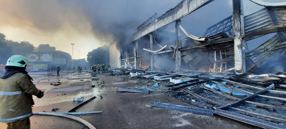 Míssil atinge shopping movimentado na Ucrânia, deixando mortos e feridos