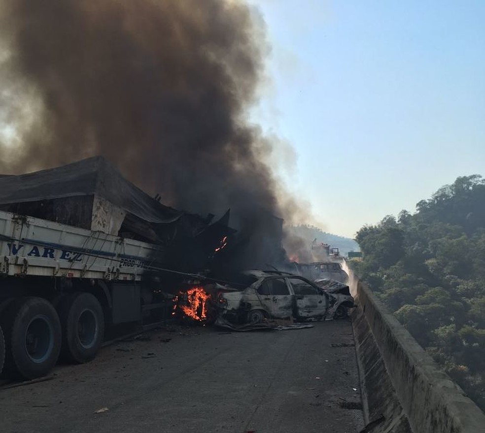 Acidente com 31 veículos provoca incêndio e morte na Carvalho Pinto em Jacareí (Foto: Divulgação/ Corpo de Bombeiros)