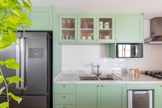 120 m² com armários verdes na cozinha, toques vintage e referências industriais (Foto: Matheus Kaplun)