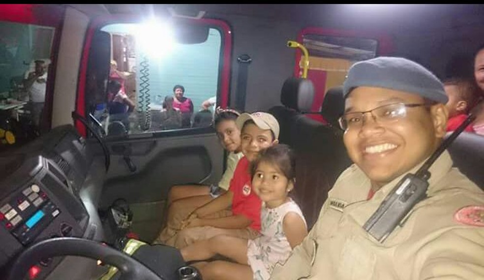 Bombeiro levou aniversariante para dentro do caminh&atilde;o (Foto: Arquivo Pessoal)