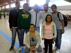 Família de Marcos no aeroporto durante o embarque para a Rússia (Foto: Marcos Vinícius de Freitas/ Arquivo Pessoal)