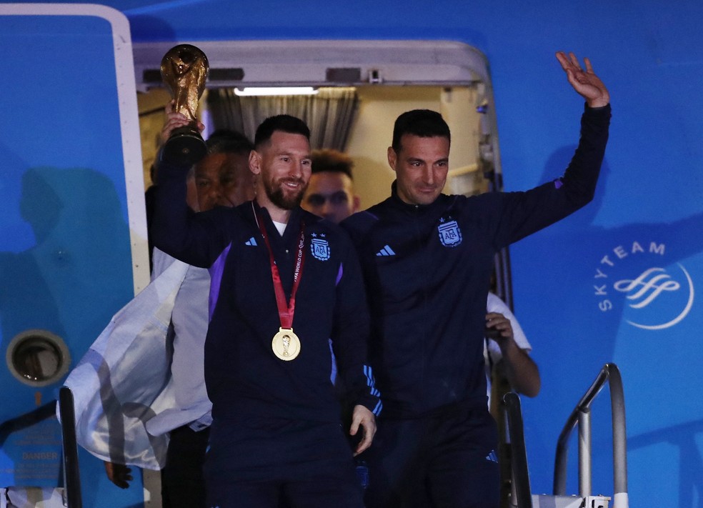 Ao lado de Scaloni, Messi aparece com a taça da Copa do Mundo nas mãos — Foto: Reuters
